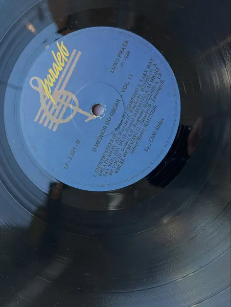 Foto de um(a) ​LP O Melhor Do Oscar - Vol. 2 - 1988, da categoria de LPs ou Discos de Vinil. LP O Melhor Do Oscar - Vol. 2, de 1988. Perfeito estado. Mostrado de uma perspectiva diferente. Vendido no marketplace Trésors.