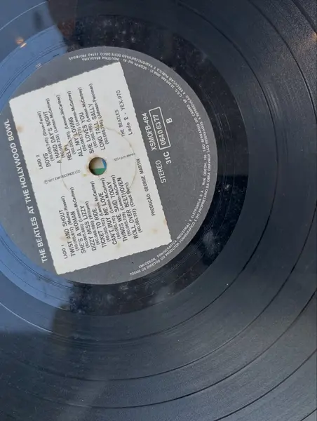 Foto de um(a) ​ LP The Beatles At The Hollywood Bowl, da categoria de LPs ou Discos de Vinil. LP The Beatles At The Hollywood Bowl, com mínimos riscos superficiais que não atrapalham no áudio. Mostrado de uma perspectiva diferente. Vendido no marketplace Trésors.