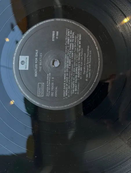 Foto de um(a) ​ LP Beatles For Sale - 1988, da categoria de LPs ou Discos de Vinil. LP Beatles For Sale, de 1988. Perfeito estado. Mostrado de uma perspectiva diferente. Vendido no marketplace Trésors.