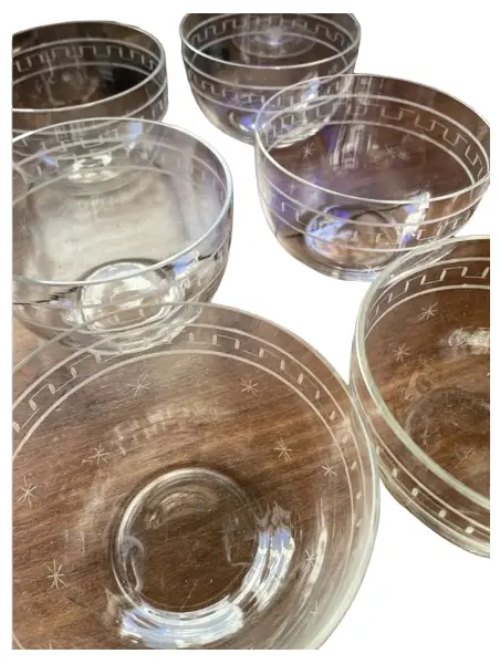 Foto de um(a) Antigo Conjunto De Lavandas Tigelas Bowls Em Cristal Francês, da categoria de Conjuntos de servir. Antigo conjunto com seis lavandas em cristal francês, ricamente lapidadas à mão. As peças são mil e uma utilidades, podem... Vendido no marketplace Trésors.