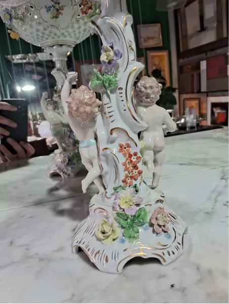 Foto de um(a) Centro de mesa ou fruteira porcelana alemã Dresden (1890-1920), da categoria de Centro de mesa. Espetacular centro de mesa (fruteira pedestal) em legítima porcelana alemã de Dresden, ricamente policromada e com detalhes... Mostrado de uma perspectiva diferente. Vendido no marketplace Trésors.