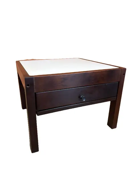Foto de um(a) Mesa de apoio anos 70, da categoria de Mesas laterais. De linhas simples e desenho limpo, essa mesa quadrada combina estrutura em madeira maciça com tampo em fórmica branca,... Vendido no marketplace Trésors.