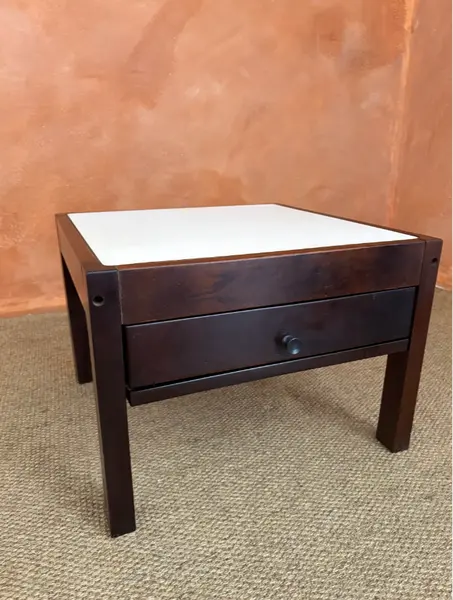 Foto de um(a) Mesa de apoio anos 70, da categoria de Mesas laterais. De linhas simples e desenho limpo, essa mesa quadrada combina estrutura em madeira maciça com tampo em fórmica branca,... Mostrado de uma perspectiva diferente. Vendido no marketplace Trésors.