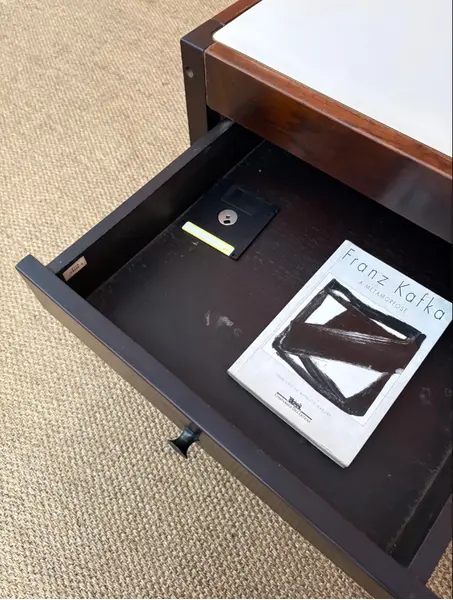 Foto de um(a) Mesa de apoio anos 70, da categoria de Mesas laterais. De linhas simples e desenho limpo, essa mesa quadrada combina estrutura em madeira maciça com tampo em fórmica branca,... Mostrado de uma perspectiva diferente. Vendido no marketplace Trésors.