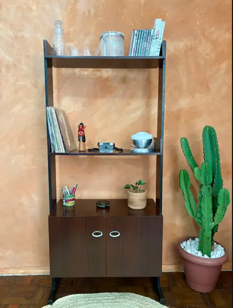 Foto de um(a) Estante modular 1980, da categoria de Estantes e Racks. 80’s | Estante modular fabricada em 1980 - essa peça contém duas colunas, um armário com prateleira interna e dois nichos,... Mostrado de uma perspectiva diferente. Vendido no marketplace Trésors.