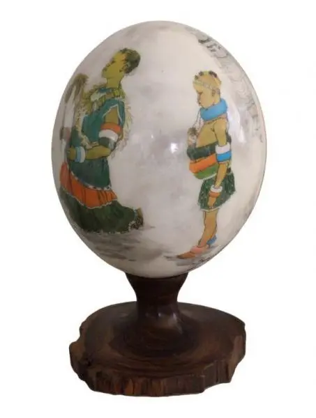 Foto de um(a) Ovo de avestruz com técnica decoupage, da categoria de Escultura. Belo ovo de avestruz com técnica decoupage , decorado com figuras africanas em trajes típicos. Apresenta sólida base de... Mostrado de uma perspectiva diferente. Vendido no marketplace Trésors.