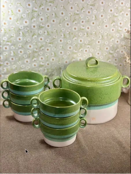 Foto de um(a) Conjunto sopeira Studio Tacto com 6 bowls | anos 80, da categoria de Terrinas de sopa. Conjunto em cerâmica vitrificada composto por 1 sopeira com tampa e 6 bowls com alças laterais, todos no clássico acabamento... Mostrado de uma perspectiva diferente. Vendido no marketplace Trésors.