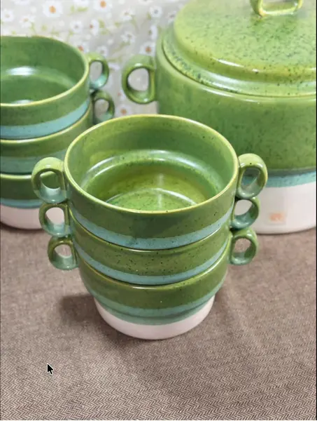 Foto de um(a) Conjunto sopeira Studio Tacto com 6 bowls | anos 80, da categoria de Terrinas de sopa. Conjunto em cerâmica vitrificada composto por 1 sopeira com tampa e 6 bowls com alças laterais, todos no clássico acabamento... Mostrado de uma perspectiva diferente. Vendido no marketplace Trésors.