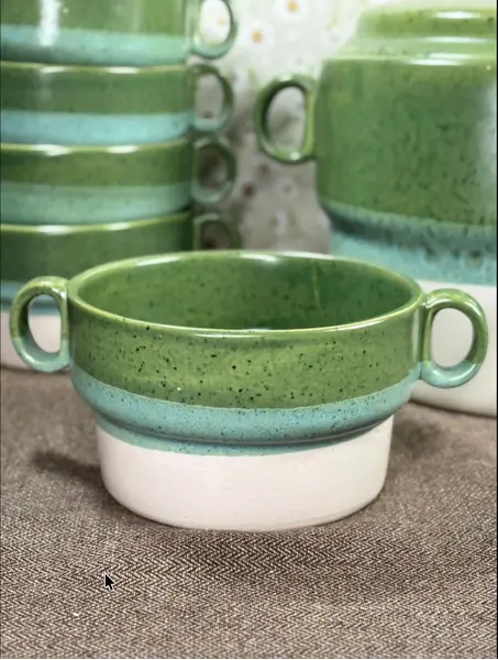 Foto de um(a) Conjunto sopeira Studio Tacto com 6 bowls | anos 80, da categoria de Terrinas de sopa. Conjunto em cerâmica vitrificada composto por 1 sopeira com tampa e 6 bowls com alças laterais, todos no clássico acabamento... Mostrado de uma perspectiva diferente. Vendido no marketplace Trésors.