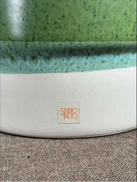 Foto de um(a) Conjunto sopeira Studio Tacto com 6 bowls | anos 80, da categoria de Terrinas de sopa. Conjunto em cerâmica vitrificada composto por 1 sopeira com tampa e 6 bowls com alças laterais, todos no clássico acabamento... Mostrado de uma perspectiva diferente. Vendido no marketplace Trésors.