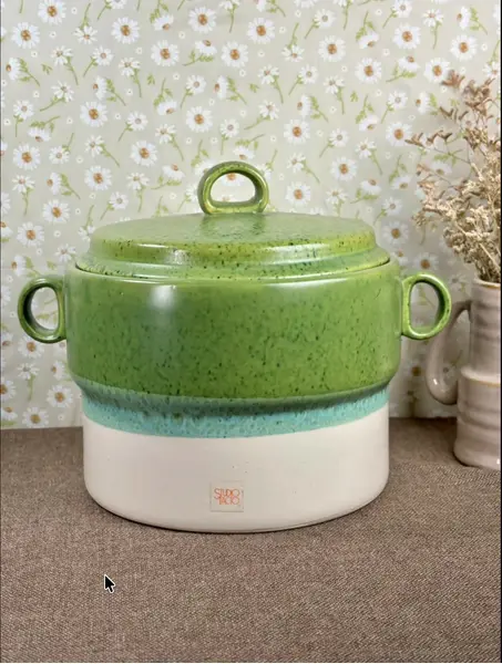 Foto de um(a) Conjunto sopeira Studio Tacto com 6 bowls | anos 80, da categoria de Terrinas de sopa. Conjunto em cerâmica vitrificada composto por 1 sopeira com tampa e 6 bowls com alças laterais, todos no clássico acabamento... Mostrado de uma perspectiva diferente. Vendido no marketplace Trésors.