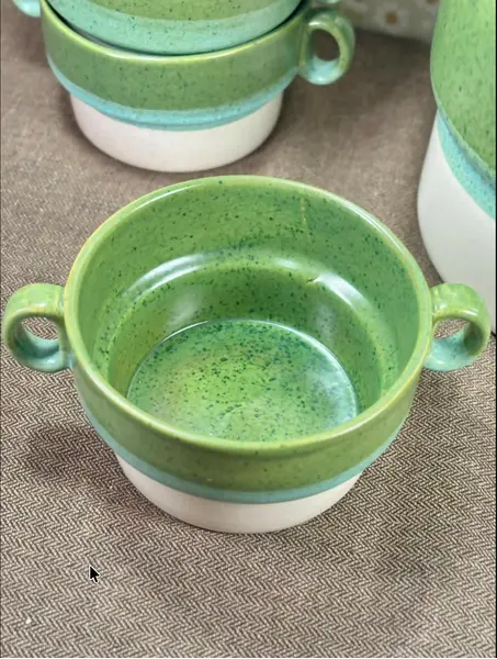 Foto de um(a) Conjunto sopeira Studio Tacto com 6 bowls | anos 80, da categoria de Terrinas de sopa. Conjunto em cerâmica vitrificada composto por 1 sopeira com tampa e 6 bowls com alças laterais, todos no clássico acabamento... Mostrado de uma perspectiva diferente. Vendido no marketplace Trésors.