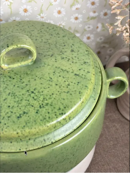 Foto de um(a) Conjunto sopeira Studio Tacto com 6 bowls | anos 80, da categoria de Terrinas de sopa. Conjunto em cerâmica vitrificada composto por 1 sopeira com tampa e 6 bowls com alças laterais, todos no clássico acabamento... Mostrado de uma perspectiva diferente. Vendido no marketplace Trésors.