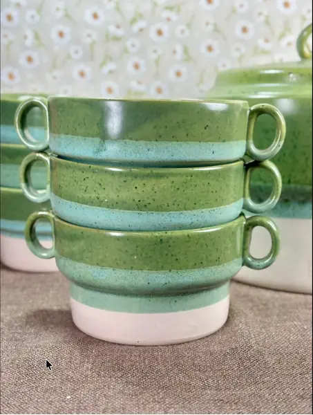 Foto de um(a) Conjunto sopeira Studio Tacto com 6 bowls | anos 80, da categoria de Terrinas de sopa. Conjunto em cerâmica vitrificada composto por 1 sopeira com tampa e 6 bowls com alças laterais, todos no clássico acabamento... Mostrado de uma perspectiva diferente. Vendido no marketplace Trésors.