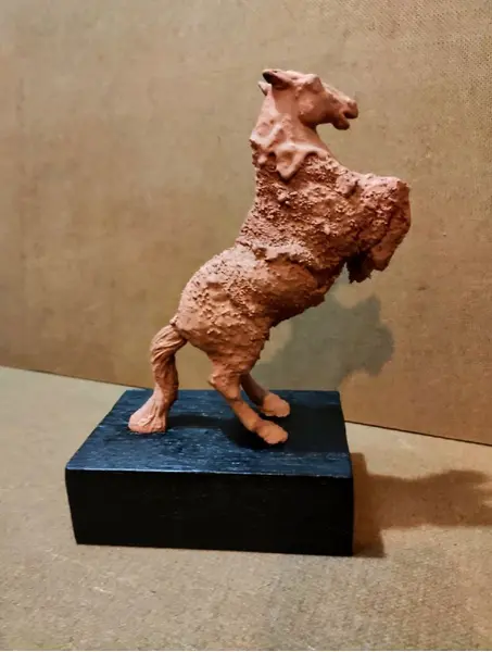 Foto de um(a) Escultura Equina, da categoria de Escultura. Escultura equina em técnica mista com pátina terracota e base em madeira ebanizada. Peça única pelo artista marcelus ribas... Mostrado de uma perspectiva diferente. Vendido no marketplace Trésors.
