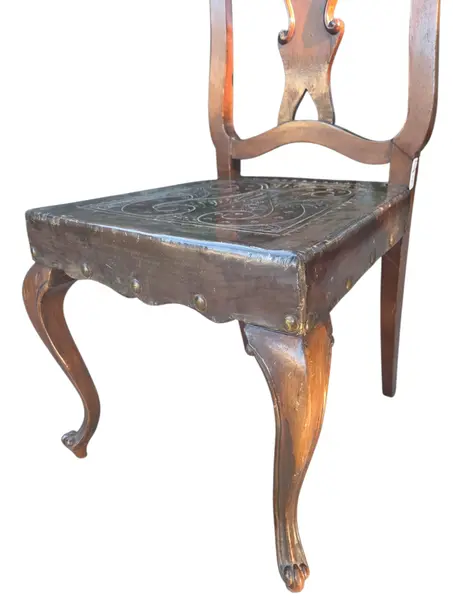 Foto de um(a) Par de Cadeiras Chippendale em Imbuia Maciça com Assento em Couro, da categoria de Outras cadeiras. Raro e imponente par de cadeiras de sala de jantar (sem braços) confeccionado em imbuia maciça, padrão construtivo de meados... Mostrado de uma perspectiva diferente. Vendido no marketplace Trésors.