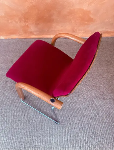 Foto de um(a) Cadeira Thonet S320, da categoria de Cadeiras, bancos e banquetas. Com o selo original da Thonet, a S320 é um modelo criado nos anos 1980 pelos designers Wulf Schneider & Ulrich Böhme.... Mostrado de uma perspectiva diferente. Vendido no marketplace Trésors.