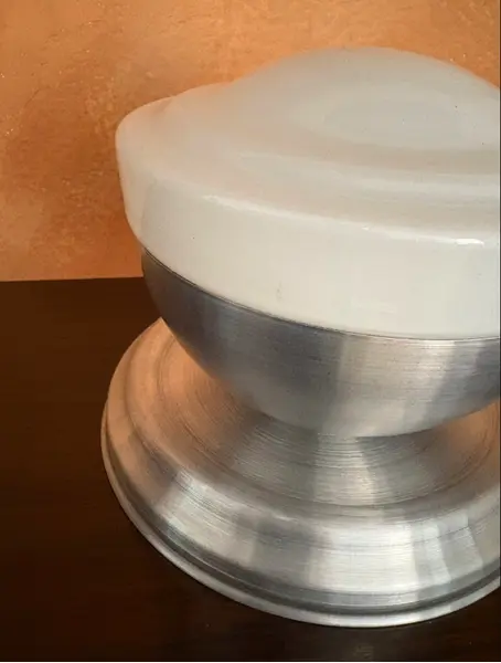 Foto de um(a) Luminária de mesa em metal e opalina 70’s, da categoria de Iluminação de mesa e chão. 70’s | luminária em opalina e metal | Sua cúpula é do formato chapéu e possui a base em metal no formato de uma cuia. A... Mostrado de uma perspectiva diferente. Vendido no marketplace Trésors.