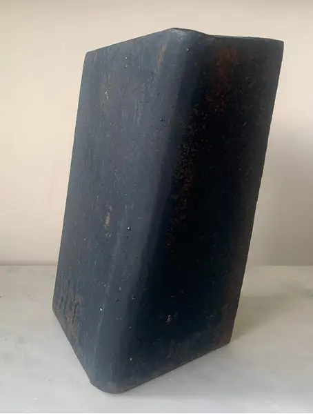 Foto de um(a) Amilcar de Castro escultura em aço dobrado anos 80, da categoria de Escultura. Amilcar de Castro, escultura em aço dobrado anos 80 medindo C 9 x L 17 x A 21cm. Mostrado de uma perspectiva diferente. Vendido no marketplace Trésors.