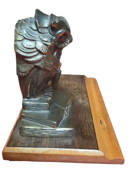 Foto de um(a) Tinteiro Monumental: A Coruja de Bronze, da categoria de Organizadores. Este tinteiro é um objeto de escrita clássico que remete à sofisticação das antigas bibliotecas e salas de estratégia. A... Mostrado de uma perspectiva diferente. Vendido no marketplace Trésors.