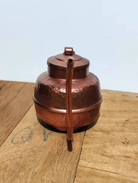 Foto de um(a) Regador em Cobre, Década de 1970, da categoria de Outros objetos decorativos. Regador em cobre com partes marteladas, e tampa com corrente, década de 1970. A: 13,5 cm / Diâmetro: 11 cm / distância entre... Mostrado de uma perspectiva diferente. Vendido no marketplace Trésors.