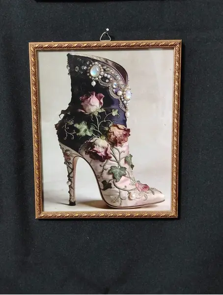 Foto de um(a) Combo Quadros Sapatos Modernos com Pegada Clássica, da categoria de Impressões. Quando a forma é direita não tem erro! Assim, os cinco quadros fazem uma evolução não manual, mas tecnológica e com pegada... Mostrado de uma perspectiva diferente. Vendido no marketplace Trésors.