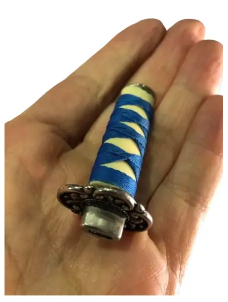 Foto de um(a) Antigo Utensílio De Costura Porta Linha Em Prata, da categoria de Outros colecionáveis. Peça de colecionador Mede aprox 6cm. Vendido no marketplace Trésors.