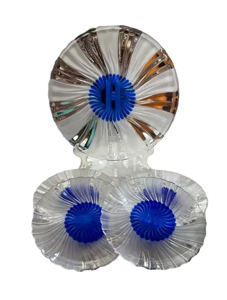 Foto de um(a) Antigos Pratos De Sobremesa Art Deco Cristal D Arques Paris, da categoria de Jogos de pratos. ~ Cristal d’Arques Paris ~Antigo e finíssimo conjunto para servir tortas e sobremesas em cristal francês doublé na cor azul,... Vendido no marketplace Trésors.