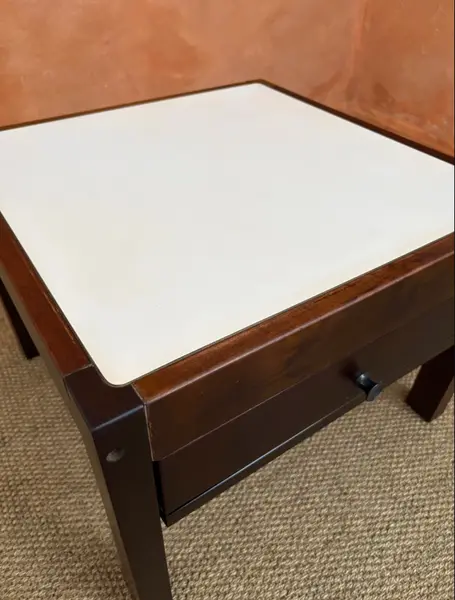 Foto de um(a) Mesa de apoio anos 70, da categoria de Mesas laterais. De linhas simples e desenho limpo, essa mesa quadrada combina estrutura em madeira maciça com tampo em fórmica branca,... Mostrado de uma perspectiva diferente. Vendido no marketplace Trésors.