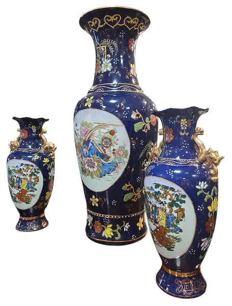 Foto de um(a) Trio de Vasos em Porcelana Azul Cobalto – Detalhes em Ouro e Cenas Orientais, da categoria de Vasos. Imponente conjunto decorativo (Garniture) composto por três vasos em porcelana de alta qualidade, apresentando um acabamento... Mostrado de uma perspectiva diferente. Vendido no marketplace Trésors.