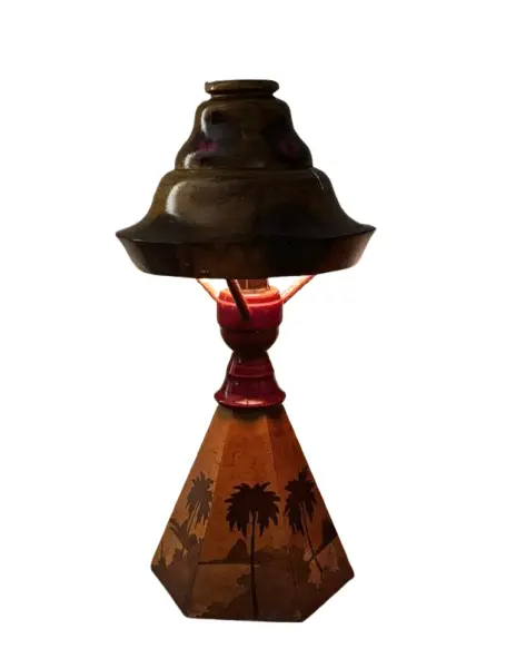 Foto de um(a) Abajur raro em madeira com marchetaria e cúpula original, da categoria de Abajures. Peça rara e de forte presença decorativa, este abajur é inteiramente produzido em madeira e reúne elementos pouco comuns em... Vendido no marketplace Trésors.