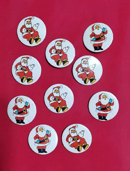 Foto de um(a) Combo Broches Papai Noel Anos 90, da categoria de Outros colecionáveis. Combo com 10 broches de papai noel, década de 1990 Diâmetro: 3,7 cm peso: 47 g. Mostrado de uma perspectiva diferente. Vendido no marketplace Trésors.
