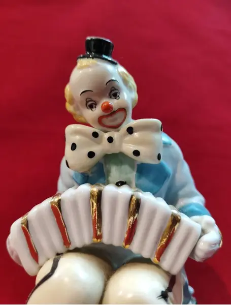 Foto de um(a) Palhaço em porcelana espanhola monte piero, década de 1990, da categoria de Escultura. Palhaço em porcelana espanhola da marca monte piero, com policromia e detalhes em ouro. peça decorativa dos anos... Mostrado de uma perspectiva diferente. Vendido no marketplace Trésors.