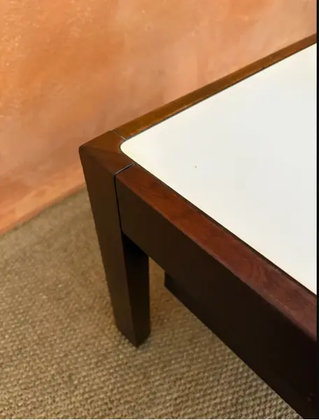 Foto de um(a) Mesa de apoio anos 70, da categoria de Mesas laterais. De linhas simples e desenho limpo, essa mesa quadrada combina estrutura em madeira maciça com tampo em fórmica branca,... Mostrado de uma perspectiva diferente. Vendido no marketplace Trésors.