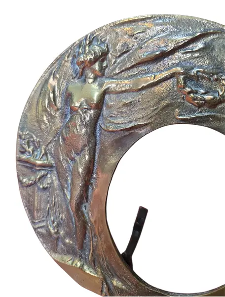 Foto de um(a) Porta-Retrato de Bronze: Elegância Atemporal, da categoria de Porta retratos. Diferente das molduras comuns, o porta-retrato de bronze é uma peça de alta durabilidade e peso, que traz um ar de... Mostrado de uma perspectiva diferente. Vendido no marketplace Trésors.