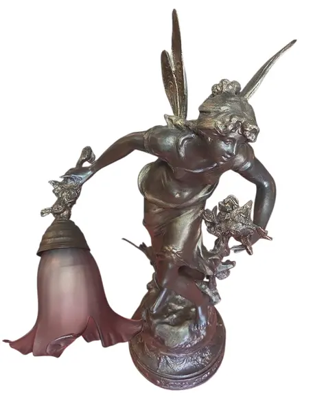 Foto de um(a) Antiga Luminária Escultura Petit Bronze Estilo Art Nouveau - Tulipa em Vidro Acetinado, da categoria de Escultura. Elegância e Arte em uma Peça Única Apresentamos esta magnífica luminária escultura confeccionada em petit bronze, uma peça... Mostrado de uma perspectiva diferente. Vendido no marketplace Trésors.