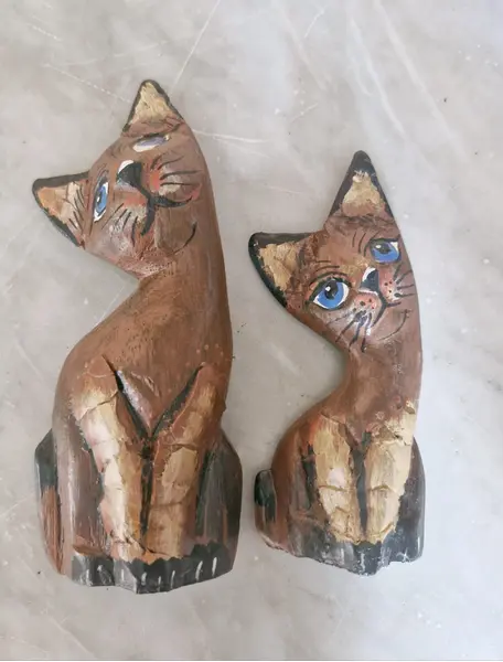 Foto de um(a) Par de gatinhos de madeira da Indonésia, da categoria de Modelos e estatuetas. Esta peça é um par de esculturas de gatos, um exemplo clássico de artesanato rústico em madeira, feita na Indonésia. Medidas... Mostrado de uma perspectiva diferente. Vendido no marketplace Trésors.