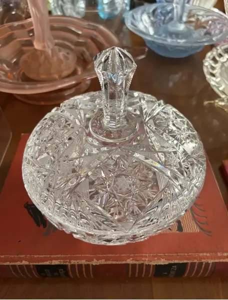 Foto de um(a) Antiga Caixa Decorativa Bomboniere Baleiro Cristal Tcheco, da categoria de Garrafas, potes e jarros. Antiga e grande caixa decorativa ou Bomboniere em cristal Tcheco, lapidado à mão. O pegador em forma de torre é muito... Mostrado de uma perspectiva diferente. Vendido no marketplace Trésors.