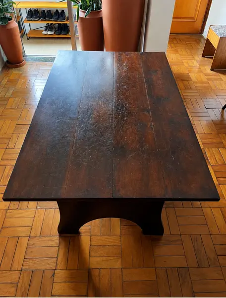 Foto de um(a) Mesa de jantar maciça em madeira de lei, da categoria de Mesas de Jantar. Mesas de jantar em madeira maciça.Altura 78 cmLargura 138 cmProfundidade 88 cm. Mostrado de uma perspectiva diferente. Vendido no marketplace Trésors.