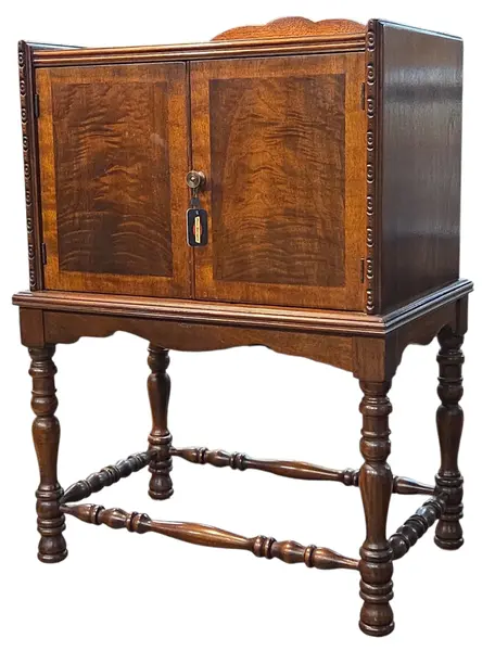 Foto de um(a) Raro Armário Porta-Charutos Antigo, da categoria de Caixas e estojos para charutos. Magnífico e Raro Móvel Humidor / Porta-Charutos Antigo Exclusiva peça de mobiliário antigo de alto padrão, destinada... Vendido no marketplace Trésors.