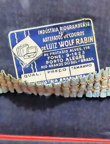 Foto de um(a) Frasqueira Brasileira Anos 50, da categoria de Malas. Frasqueira brasileira em couro com reclames antigos de hotéis, década de 1950, da indústria brasileira riograndense de... Mostrado de uma perspectiva diferente. Vendido no marketplace Trésors.