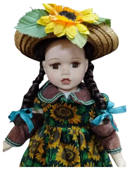 Foto de um(a) Boneca de Porcelana Girassol, Década de 1990, da categoria de Bonecas. Boneca de porcelana vestida de camponesa com chapéu de palha e girassol compondo com o vestido, década de 1990. Não tem... Vendido no marketplace Trésors.