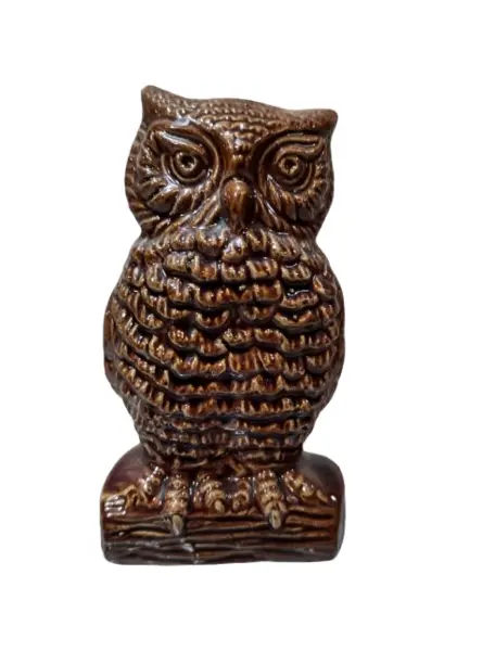 Foto de um(a) Coruja Porcelana Anos 50, da categoria de Modelos e estatuetas. Coruja em porcelana esmaltada, década de 1950 A: 12,7 cm L: 7,5 cm P: 5,6 cm Peso: 235 g. Vendido no marketplace Trésors.