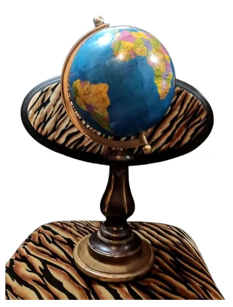 Foto de um(a) Globo Terrestre Imbuia Ouro, da categoria de Globos. Globo terrestre de mesa com base em madeira de imbuia, apoiada em quatro esferas também também imbuia, globo envelhecido e... Vendido no marketplace Trésors.