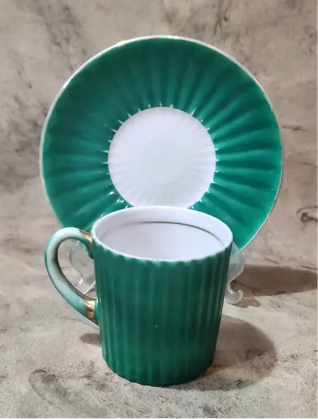 Foto de um(a) Par de Xícaras Gibo Bav anos 50, da categoria de Xícaras. Par de xícaras de cafézinho em porcelana frisada uma amarela e outra verde com filete dourado e resquícios na alça, década... Mostrado de uma perspectiva diferente. Vendido no marketplace Trésors.