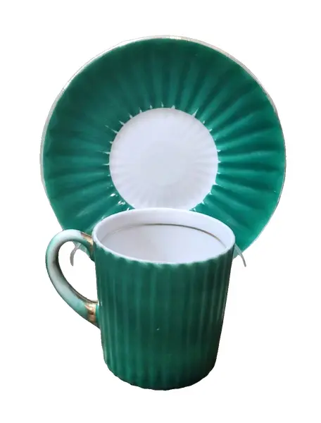 Foto de um(a) Par de Xícaras Gibo Bav anos 50, da categoria de Xícaras. Par de xícaras de cafézinho em porcelana frisada uma amarela e outra verde com filete dourado e resquícios na alça, década... Vendido no marketplace Trésors.