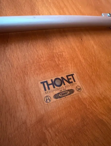 Foto de um(a) Cadeira Thonet S320, da categoria de Cadeiras, bancos e banquetas. Com o selo original da Thonet, a S320 é um modelo criado nos anos 1980 pelos designers Wulf Schneider & Ulrich Böhme.... Mostrado de uma perspectiva diferente. Vendido no marketplace Trésors.