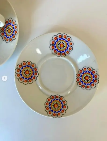 Foto de um(a) Dupla de xícaras, da categoria de Xícaras. Dupla de xícaras de cafezinho em porcelana, Steatita. 5 cm de altura. Pires: 10,5 cm de diâmetro. Mostrado de uma perspectiva diferente. Vendido no marketplace Trésors.