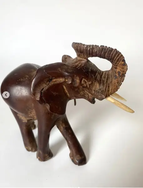 Foto de um(a) Elefante decorativo em madeira, da categoria de Escultura. Elefante decorativo esculpido em madeira. *Contém avaria em uma das orelhas, como mostra a foto. Mede: 17 x 15cm. Mostrado de uma perspectiva diferente. Vendido no marketplace Trésors.