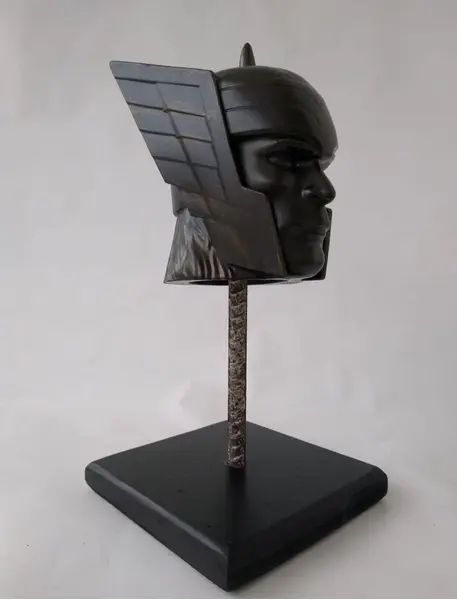 Foto de um(a) Escultura Thor Marvel Comics Universe, da categoria de Escultura. Escultura marvel thor: técnica mista com pátina bronze oxidado e base em madeira ebanizada. Peça única pelo designer... Mostrado de uma perspectiva diferente. Vendido no marketplace Trésors.